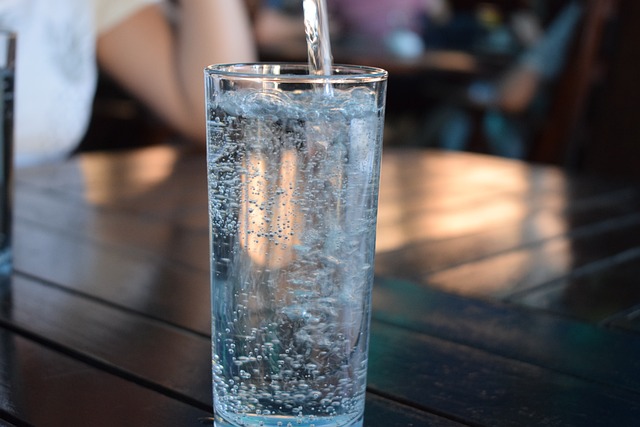 pitná voda ve sklenici