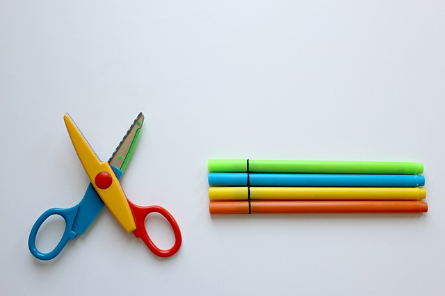 barevné tužky a nůžky